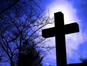 キリシタン墓地・十字架逆光２ブルー